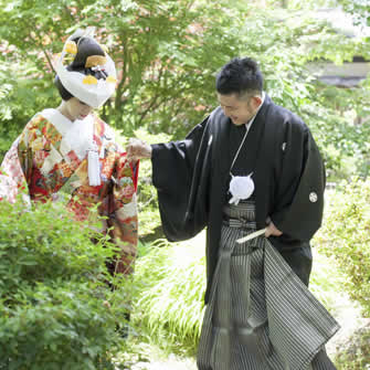 夢想庵の庭園で人前式に向かう新郎新婦