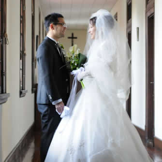 多治見市修道院で見つめある新郎新婦