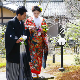 花嫁の手を取る紋付姿の新郎