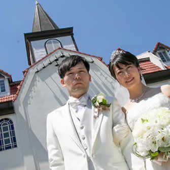 多治見修道院の外観と新郎新婦