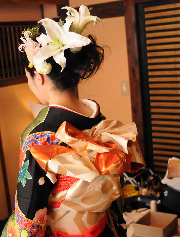 黒い引き振袖を着た後ろ姿の花嫁