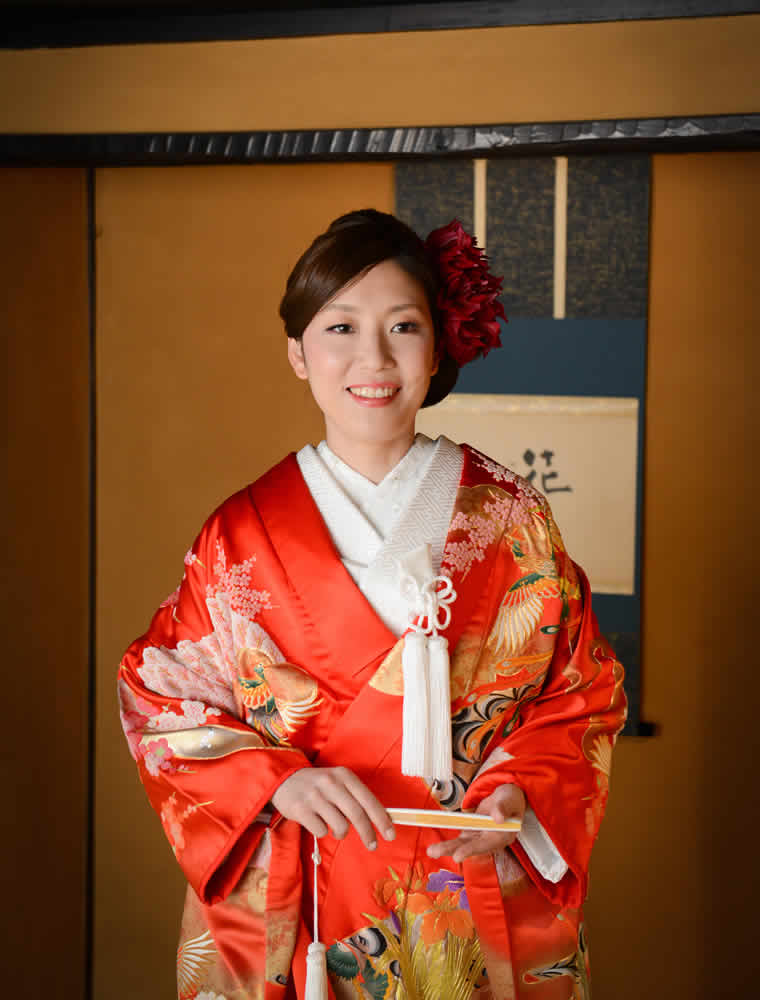 趣のある日本家屋で色打掛を着た花嫁