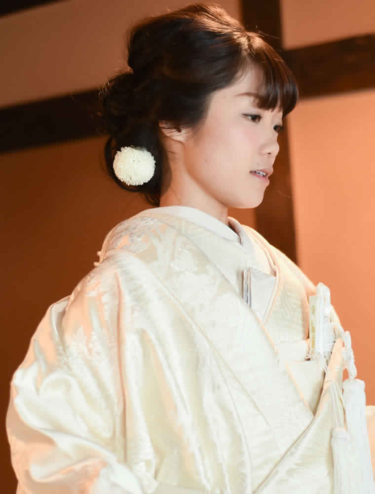 白無垢の着付けをする花嫁