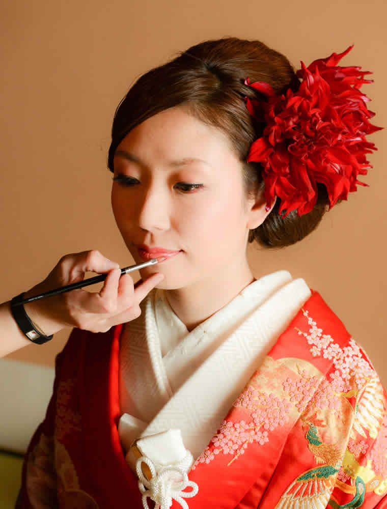 紅をさす色打掛の花嫁