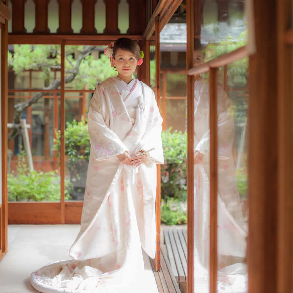 和室で白無垢姿の新婦