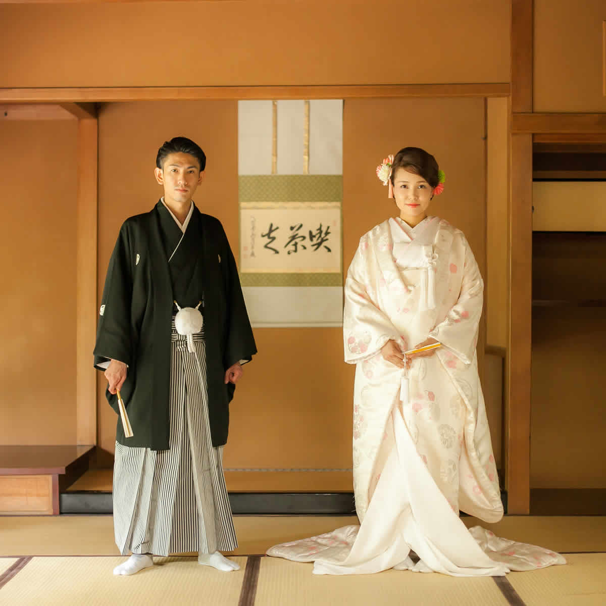 紋付と白無垢姿の新郎新婦