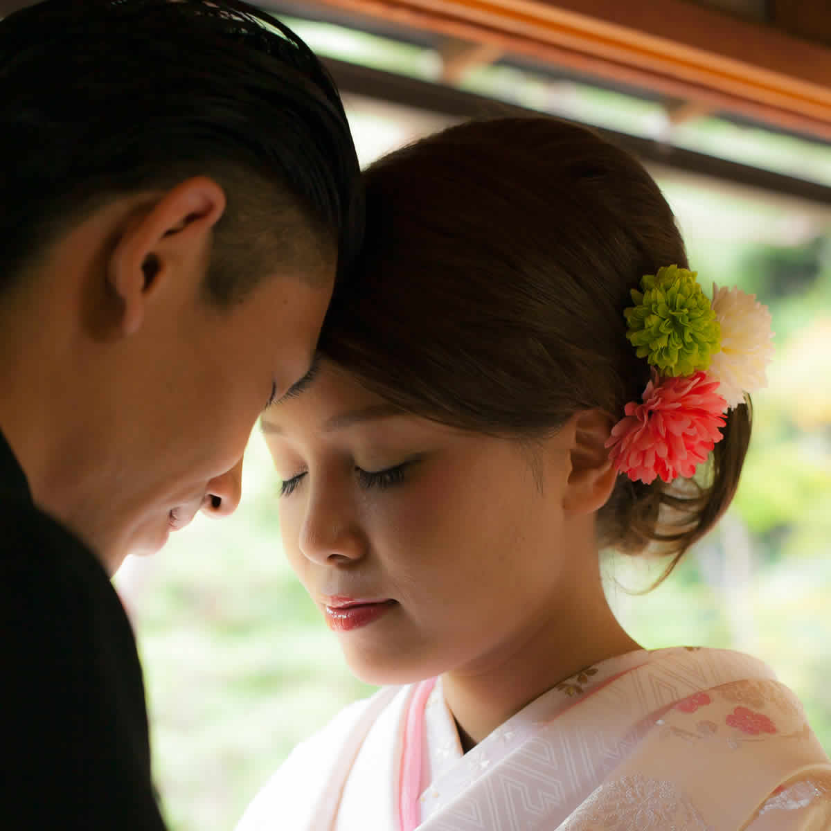おでこを付ける和装姿の新郎新婦
