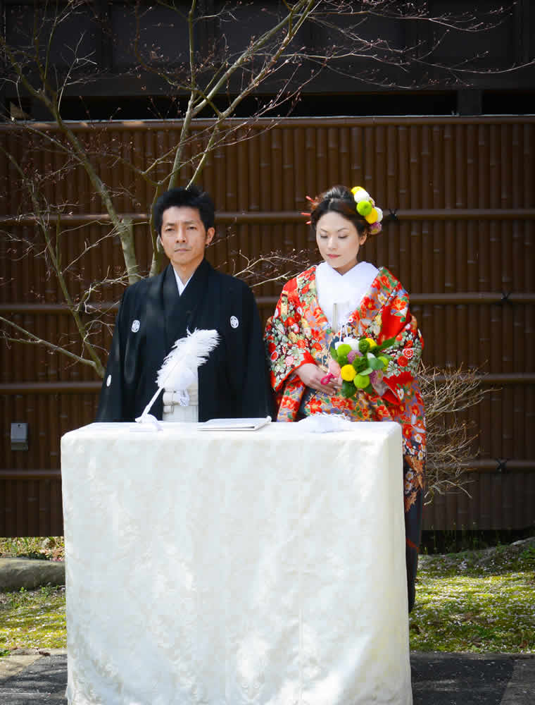人前結婚式の会場で挨拶をする新郎新婦