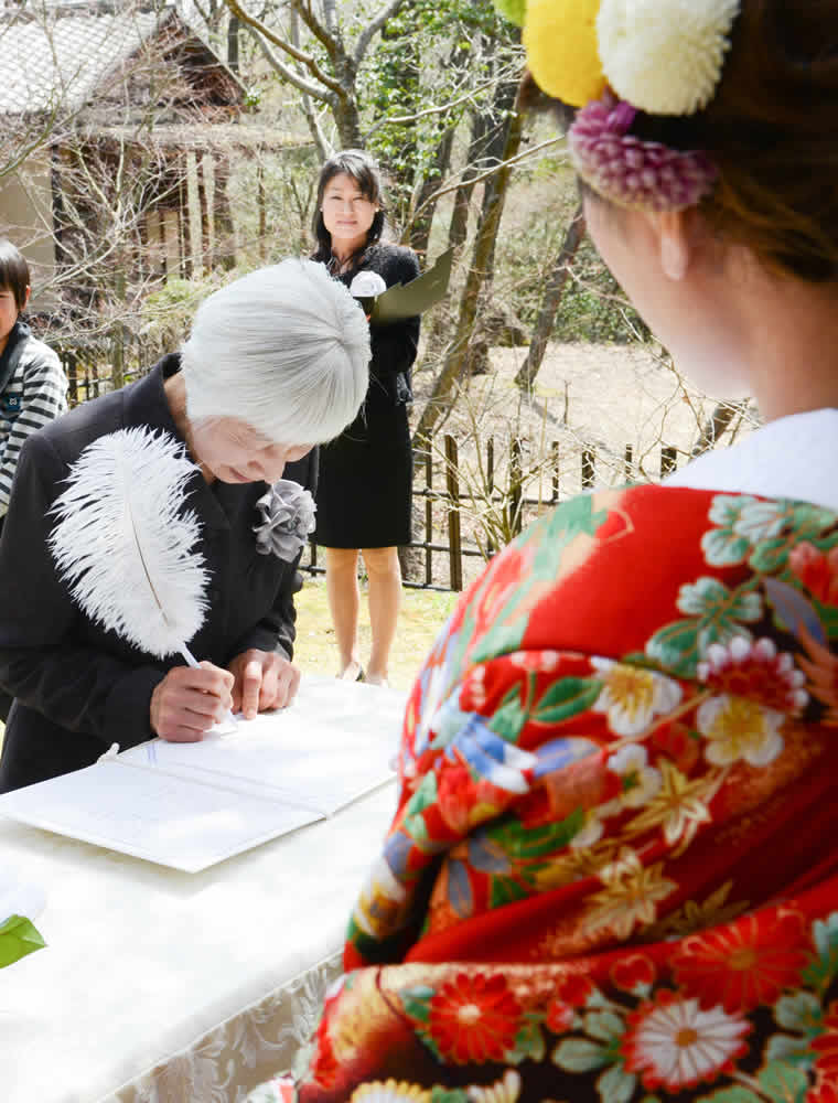 式に参列頂い代表に結婚証明書にサインを貰います