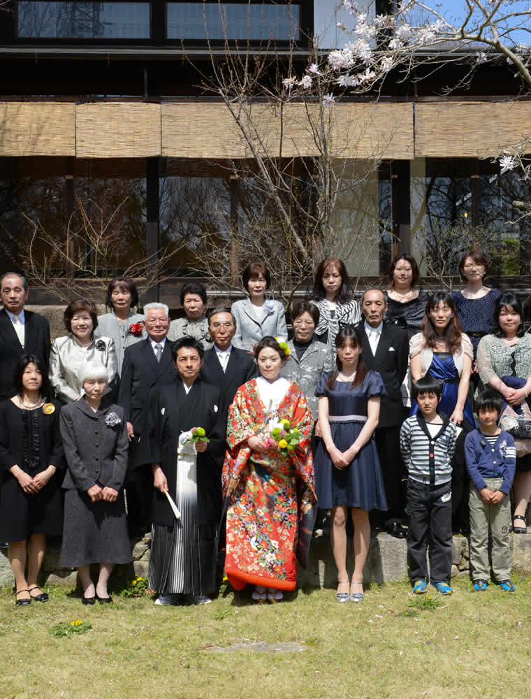 人前式を行った日本庭園で集合写真